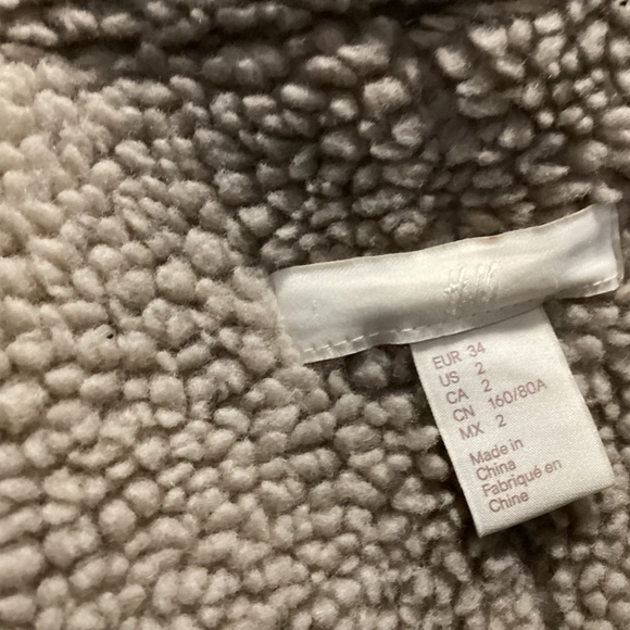 H&M a cutest suede jacket ever. Lined size 2 tan color zippered - Picture 4 of 11